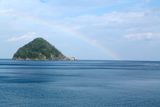 世久見海岸 烏辺島(うべじま)